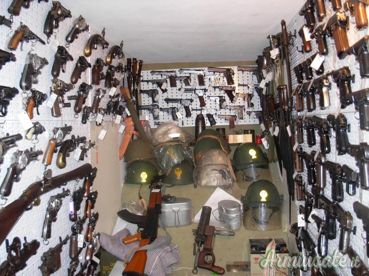 VENDO/SCAMBIO COLLEZIONE DI ARMI VENDO/SCAMBIO COLLEZIONE DI ARMI