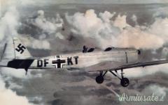 LOTTO CON (DUE) FOTOGRAFIE D’EPOCA NAZISTA CHE RITRAGGONO IN VOLO UN AEREO “IAR-27”