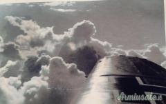 LOTTO CON (DUE) FOTOGRAFIE D’EPOCA NAZISTA CHE RITRAGGONO IN VOLO UN AEREO “IAR-27”