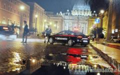 Cartolina “grande” con pattuglia Carabinieri davanti San Pietro - Roma (REPUBBLICA ITALIANA)