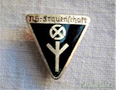 Distintivo tedesco nazista della “N.S.-Frauenschaft” (lega delle donne) tipo “3” (GERMANIA WW2)
