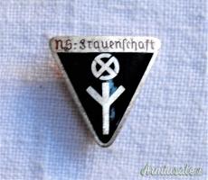 Distintivo tedesco nazista della “N.S.-Frauenschaft” (lega delle donne) tipo “3” (GERMANIA WW2)