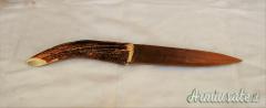 COLTELLO ARTIGIANALE REALIZZATO A MANO CON IMPUGNATURA IN CORNO DI CERVO