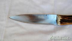 COLTELLO ARTIGIANALE REALIZZATO A MANO CON IMPUGNATURA IN CORNO DI CERVO