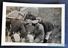 Fotografia d'epoca nazista con soldati tedeschi del HEER-WEHRMACHT che studiano piani militari
