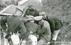 Fotografia d'epoca nazista con soldati tedeschi del HEER-WEHRMACHT che studiano piani militari