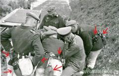 Fotografia d'epoca nazista con soldati tedeschi del HEER-WEHRMACHT che studiano piani militari