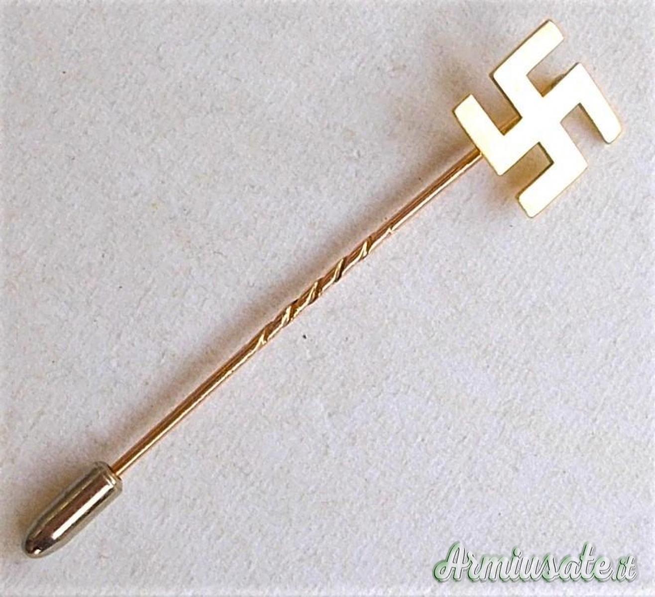 Fermacravatta con svastica in “ORO 18 KT.” (carati) marcato con fermaglio per funzionario NSDAP Fermacravatta con svastica in “ORO 18 KT.” (carati) marcato con fermaglio per funzionario NSDAP