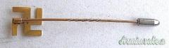 Fermacravatta con svastica in “ORO 18 KT.” (carati) marcato con fermaglio per funzionario NSDAP