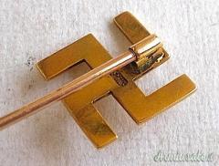 Fermacravatta con svastica in “ORO 18 KT.” (carati) marcato con fermaglio per funzionario NSDAP