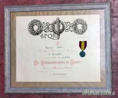 Medaglia fascista al merito Scuole del Governatorato Roma con attestato 1928 (REGNO D'ITALIA)