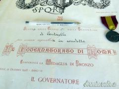 Medaglia fascista al merito Scuole del Governatorato Roma con attestato 1928 (REGNO D'ITALIA)