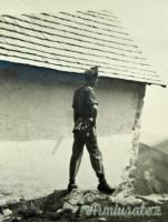 Fotografia di un soldato militare tedesco del Wehrmacht di stanza a Merano 1944 (GERMANIA WW2)