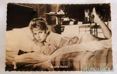 Cartolina tedesca che ritrae BRIGITTE BARDOT in posizione erotica film 1956 (GERMANIA POST-WW2)