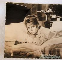 Cartolina tedesca che ritrae BRIGITTE BARDOT in posizione erotica film 1956 (GERMANIA POST-WW2)