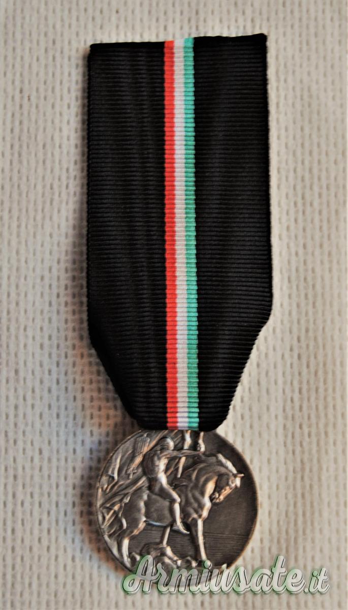 Medaglia “reducistica” commemorativa della Campagna fascista 1919-1922 - conio in Argento 800 Medaglia “reducistica” commemorativa della Campagna fascista 1919-1922 - conio in Argento 800