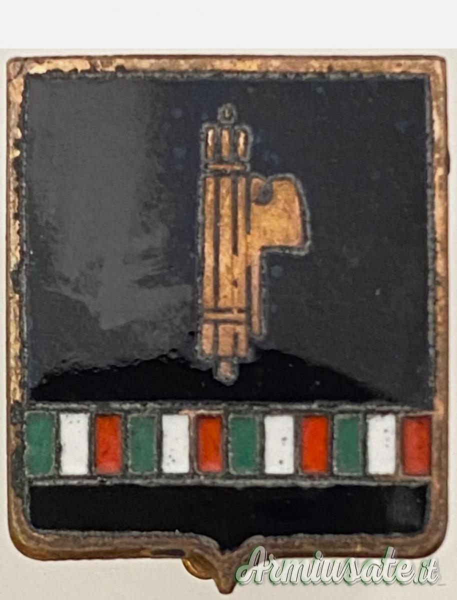 Distintivo fascista del PNF alla “ASS. NAZ.LE FAM.CADUTI IN GUERRA” marcato (REGNO D'ITALIA) Distintivo fascista del PNF alla “ASS. NAZ.LE FAM.CADUTI IN GUERRA” marcato (REGNO D'ITALIA)