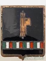 Distintivo fascista del PNF alla “ASS. NAZ.LE FAM.CADUTI IN GUERRA” marcato (REGNO D'ITALIA)