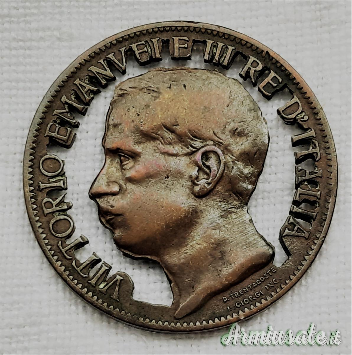 Ciondolo o medaglia monarchica ricavata traforando moneta da 10 centesimi del 1911 (REGNO D'ITALIA) Ciondolo o medaglia monarchica ricavata traforando moneta da 10 centesimi del 1911 (REGNO D'ITALIA)