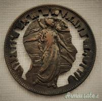 Ciondolo o medaglia monarchica ricavata traforando moneta da 10 centesimi del 1911 (REGNO D'ITALIA)