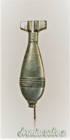 Spilla tedesca nazista a forma di bomba da mortaio “8 cm GrW34” per uniformi HEER (GERMANIA WW2)