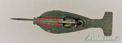Spilla tedesca nazista a forma di bomba da mortaio “8 cm GrW34” per uniformi HEER (GERMANIA WW2)