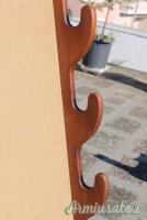Rastrelliera artigianale in legno da salotto a muro.