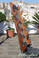 Rastrelliera artigianale in legno da salotto a muro.