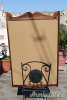 Rastrelliera artigianale in legno da salotto a muro.