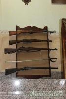 Rastrelliera artigianale in legno da salotto a muro.