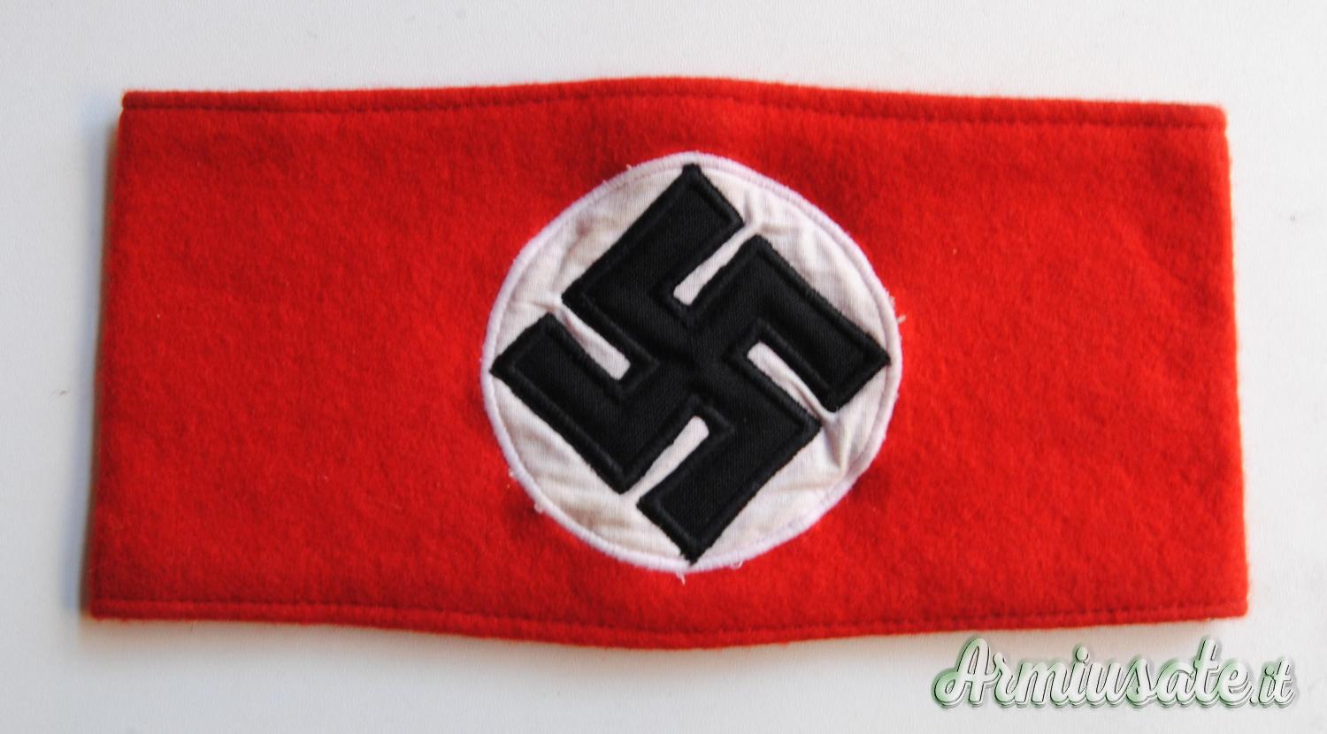 Fascia da braccio tedesca d’epoca nazista per membri NSDAP variante cd. Fascia da braccio tedesca d’epoca nazista per membri NSDAP variante cd.