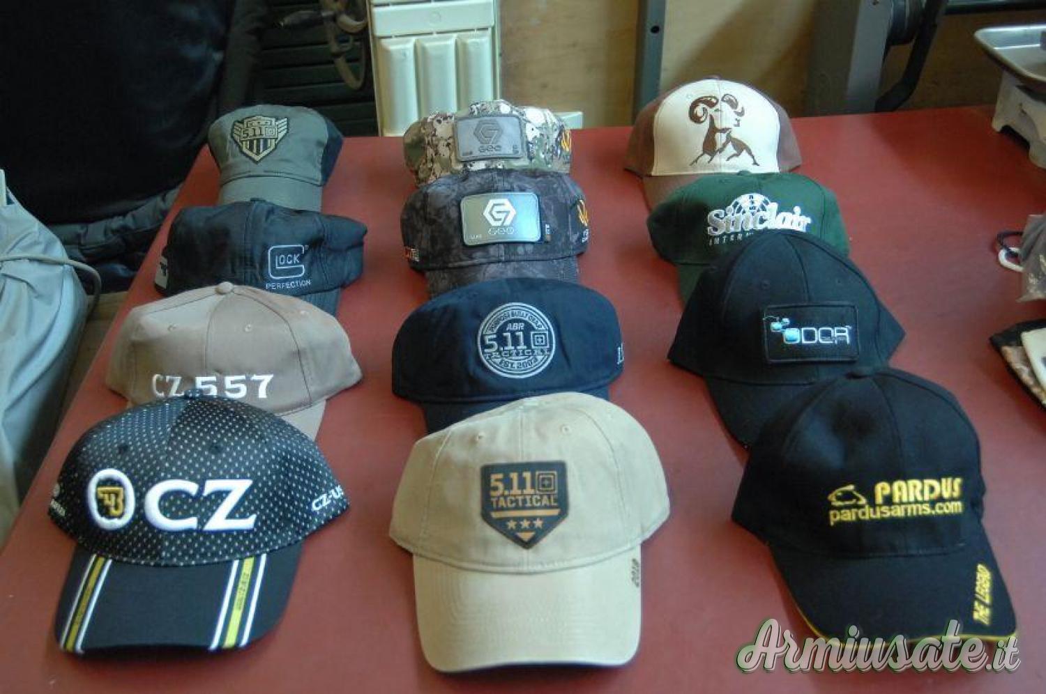Cappellini Con Logo Aziende (Inserzione Uno) Cappellini Con Logo Aziende (Inserzione Uno)
