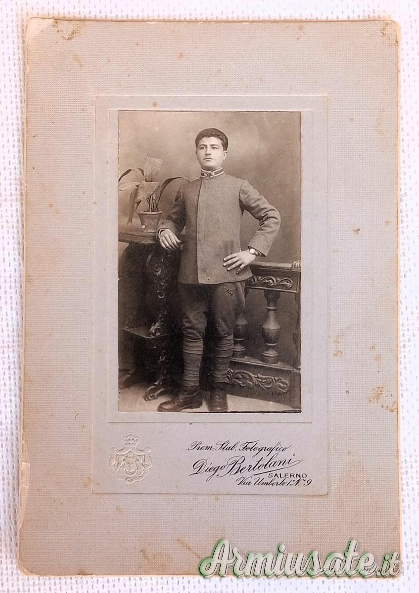 Fotografia che ritrae in un bel primo piano un Ufficiale del Regio Esercito Italiano (ITALIA WW1) Fotografia che ritrae in un bel primo piano un Ufficiale del Regio Esercito Italiano (ITALIA WW1)