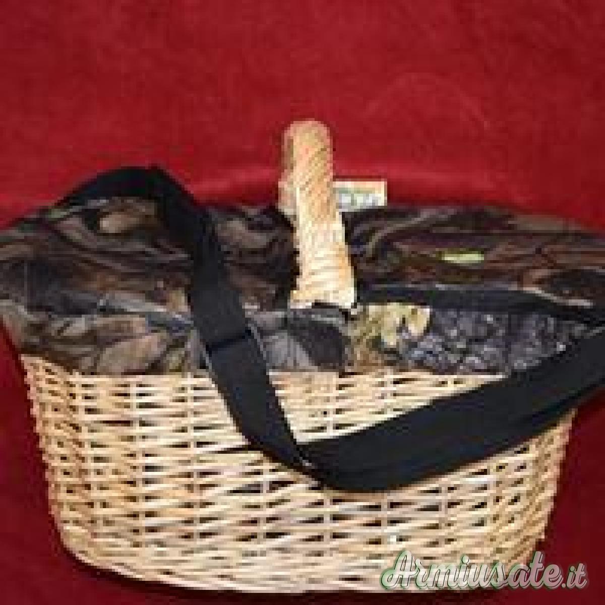 Cesto di vimini per raccolta funghi. Cesto di vimini per raccolta funghi.