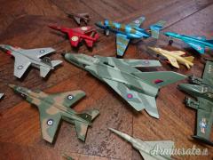 Modellini militari vintage in metallo, plastica, etc.