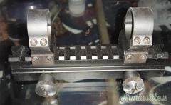 Slitta picatinny rialzata con anelli di qualità da 26mm di diametro per ottica.