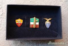 Lotto con 3 distintivi epoca fascista anni '30 in scatola dei quali: A.S. ROMA - P.N.F. - S.S. LAZIO
