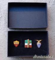 Lotto con 3 distintivi epoca fascista anni '30 in scatola dei quali: A.S. ROMA - P.N.F. - S.S. LAZIO
