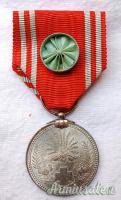 Medaglia nipponica mod. 1941 con “rosetta celeste” per “membri a vita” della Croce Rossa Imperiale