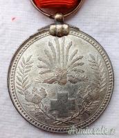 Medaglia nipponica mod. 1941 con “rosetta celeste” per “membri a vita” della Croce Rossa Imperiale