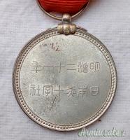 Medaglia nipponica mod. 1941 con “rosetta celeste” per “membri a vita” della Croce Rossa Imperiale