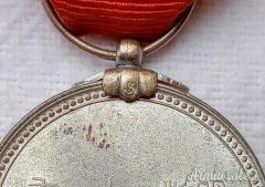 Medaglia nipponica mod. 1941 con “rosetta celeste” per “membri a vita” della Croce Rossa Imperiale