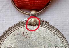 Medaglia nipponica mod. 1941 con “rosetta celeste” per “membri a vita” della Croce Rossa Imperiale