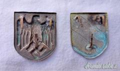 Coppia di fregi tedeschi d’epoca nazista di 1’ tipo per casco tropicale tipo “TROPENHELM“ dei DAK