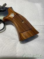 Revolver Smith & Wesson 19-4 del 1980 spinato