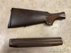 Calcio e asta di marca Benelli calibro 12 per fucile semiautomatico montefeltro extra leggero.