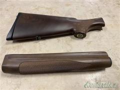 Calcio e asta di marca Benelli calibro 12 per fucile semiautomatico montefeltro extra leggero.