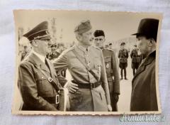 Fotografia epoca nazista che ritrae Hitler con Carl Gustaf Emil Mannerheim e Risto Ryti nel 1942