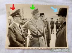 Fotografia epoca nazista che ritrae Hitler con Carl Gustaf Emil Mannerheim e Risto Ryti nel 1942