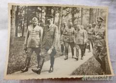 Fotografia epoca nazista Adolf Hitler che passeggia con Benito Mussolini e altri gerarchi al seguito